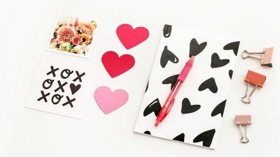 Love notes with hearts and xoxo